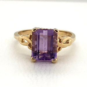 Beautiful 10 KT Yellow Gold Purple Amethyst Ring